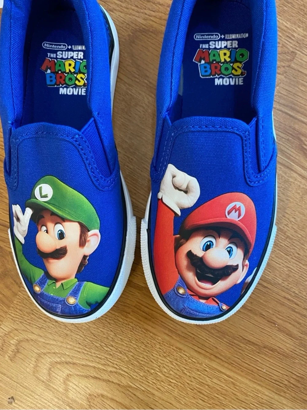 New boys Nintendo sz 13.5 Blue Mario & Luigi Slip-On Shoes